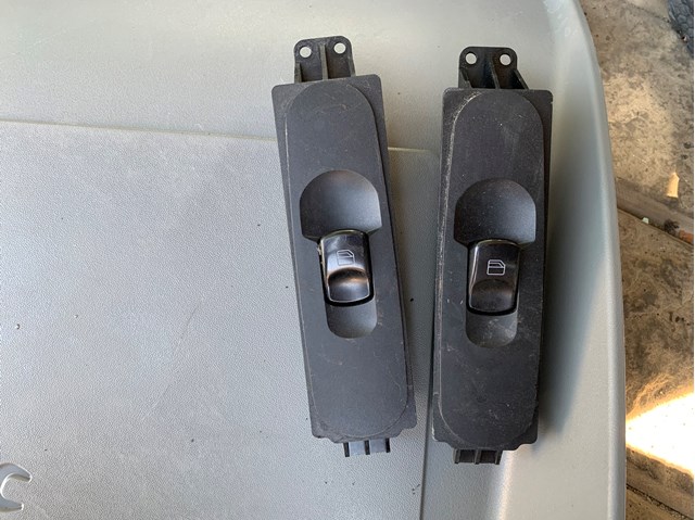 Кнопки переднего правого стекло подъёмника A9065451913 MERCEDES