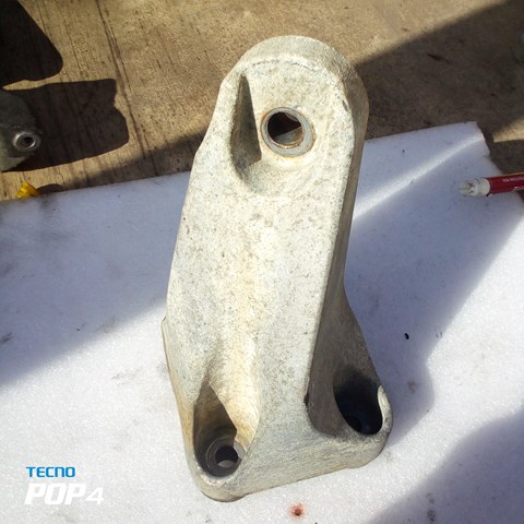 Кронштейн подушки (опоры) двигателя, правой GK316037AB FORD