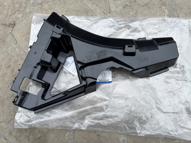 Кронштейн бампера переднего, правый KK2117D958AA FORD
