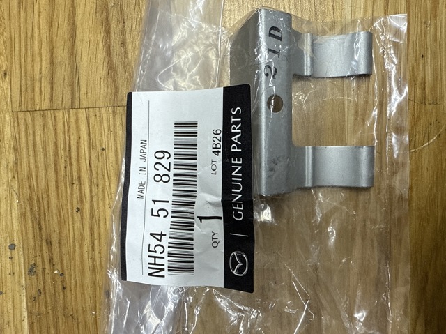 Кронштейн форсунки омывателя фар NH5451829 MAZDA