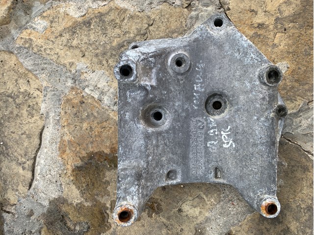 Кронштейн компрессора кондиционера R6052340239 MERCEDES