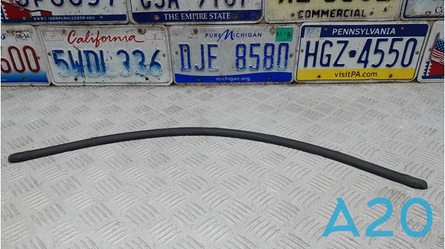 Резинка под капот 104761300A TESLA