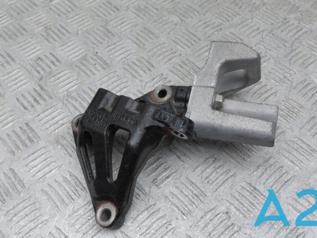 Кронштейн подушки (опоры) двигателя, правой 1231525031 TOYOTA