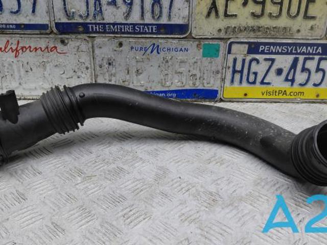 Патрубок воздушный, вход в турбину (наддув) 13718601683 BMW