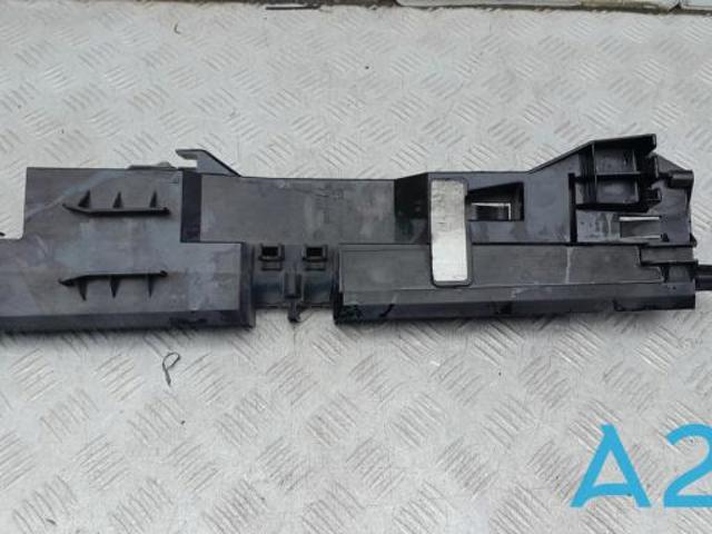 Кронштейн радиатора левый 17118572188 BMW