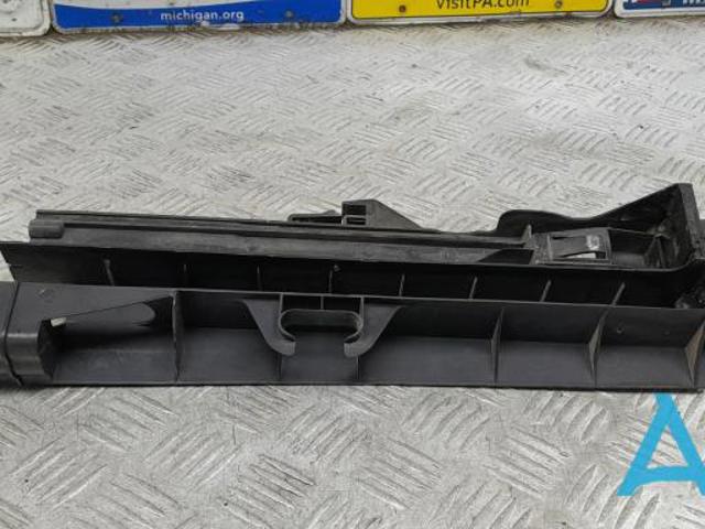 Кронштейн радиатора правый 17118572189 BMW