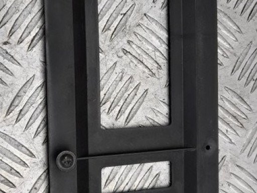 1KM827211A VAG кронштейн номерного знака