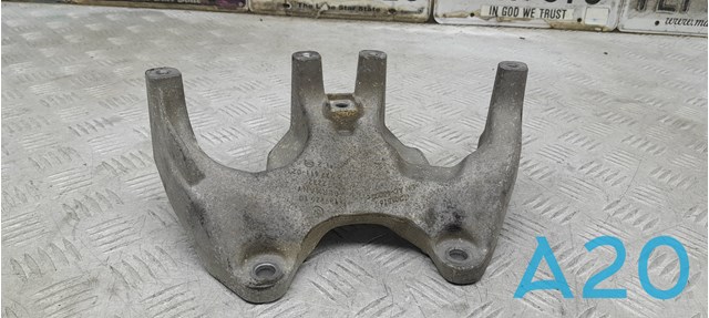 Кронштейн подушки КПП 22326777611 BMW