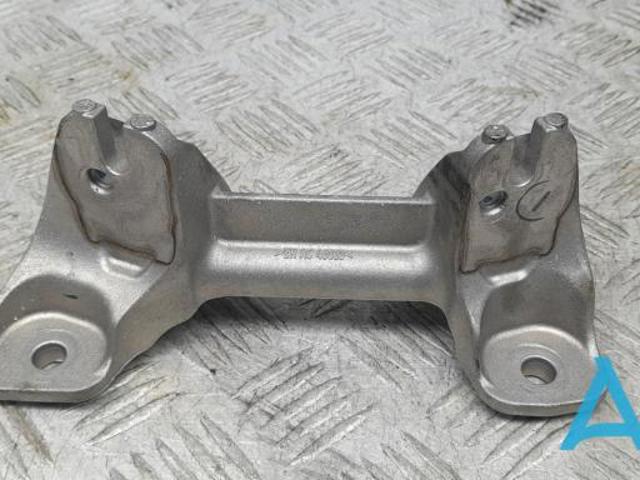 Кронштейн подушки КПП 22326796613 BMW