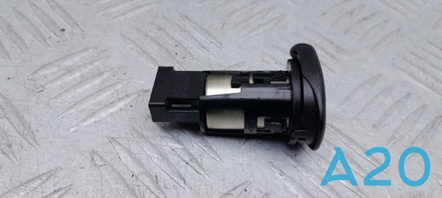 Розетка зажигалки 253313SH0A NISSAN
