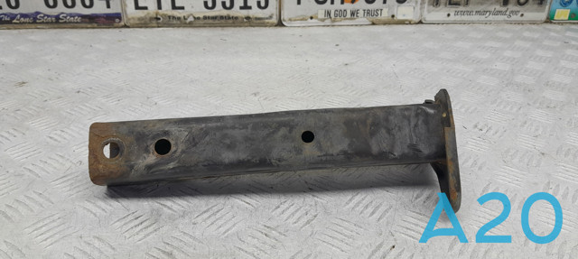 Кронштейн усилителя переднего бампера 31106772231 BMW