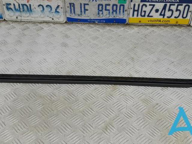 Молдинг опускного стекла двери передней, левой 31108743 VOLVO