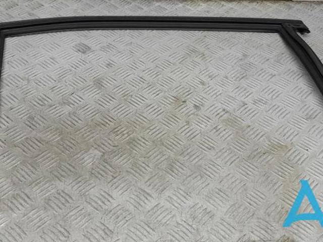 Направляющая стекла рамки двери, заднего правая 31108775 VOLVO