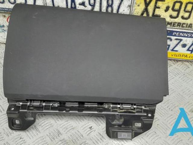 Ящик для перчаток 31393384 VOLVO