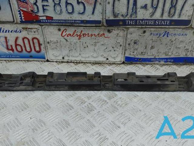 Кронштейн наружной накладки порога левой 31448920 VOLVO