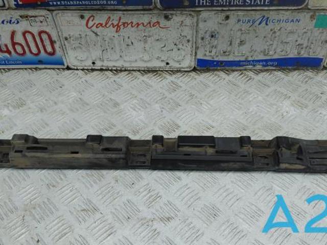 Кронштейн наружной накладки порога правой 31448921 VOLVO