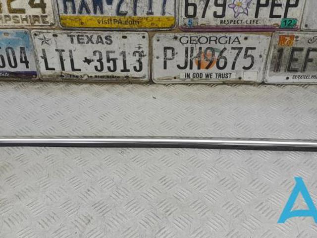 Молдинг опускного стекла нижний, двери передней, правой 31479470 VOLVO