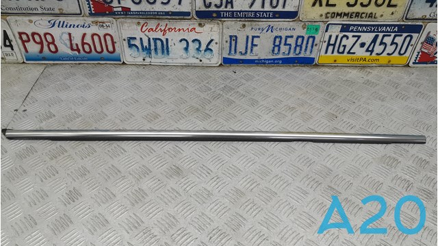 Молдинг опускного стекла двери задней, правой 31479472 VOLVO