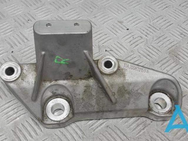 31686306 Кронштейн подушки (опоры) двигателя правой купить Ирпень