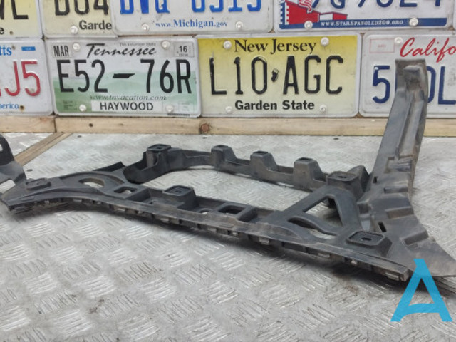 Направляющая заднего бампера, правая 3C8807394B VAG