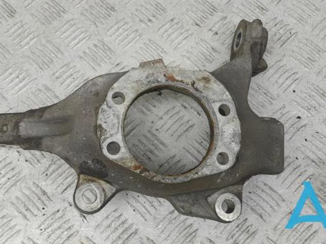 Цапфа (поворотный кулак) передний левый 400155AA0A NISSAN