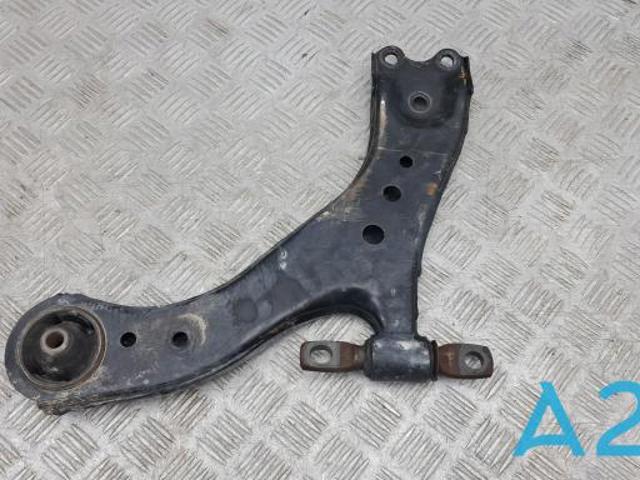 Правый рычаг передней нижней подвески 4806806200 TOYOTA