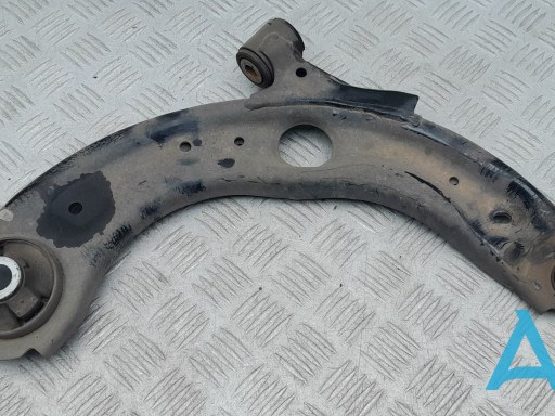 Нижний правый рычаг передней подвески 48068WB002 TOYOTA
