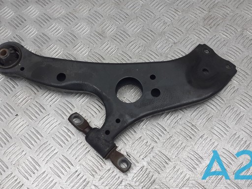 Рычаг передней подвески нижний левый 4806908040 TOYOTA