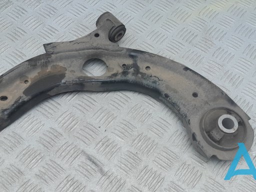 Левый рычаг передней нижней подвески 48069WB002 TOYOTA