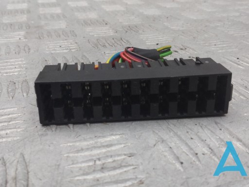 Блок предохранителей задний, салонный 4D0937501 VAG