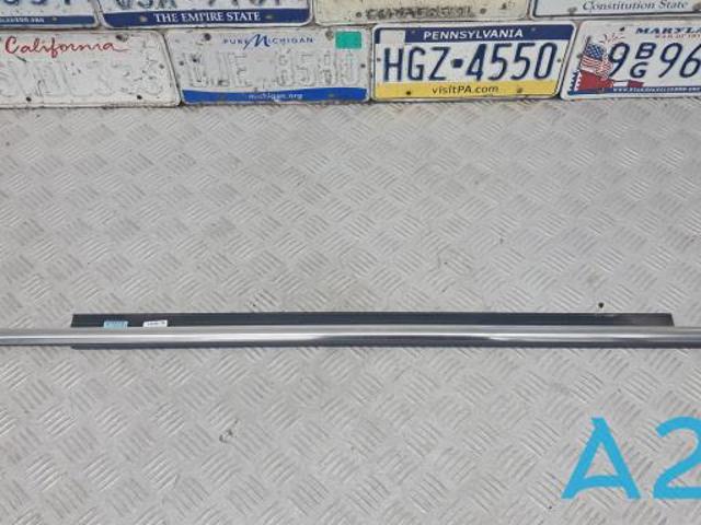 Молдинг опускного стекла нижний, двери передней, правой 4G8853284B2ZZ VAG