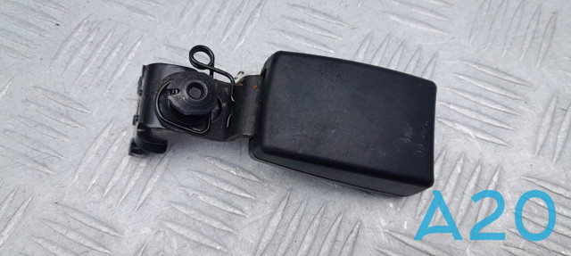 Рычаг (замок) фиксации ремня безопасности задний правый 4G88577399B9 VAG