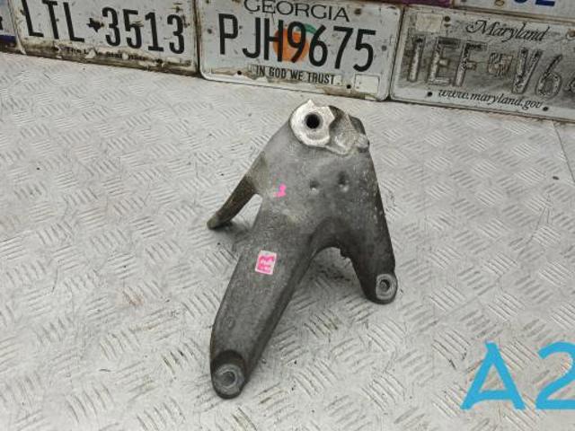 Кронштейн подушки (опоры) двигателя, правой 4KE199606H VAG