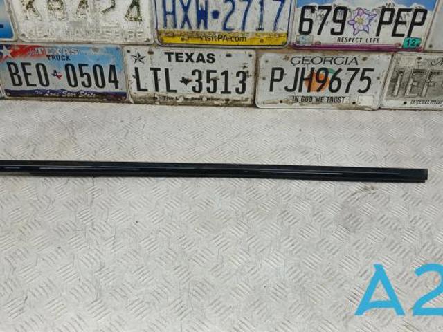 Молдинг опускного стекла нижний, двери передней, левой 4KE837475A VAG