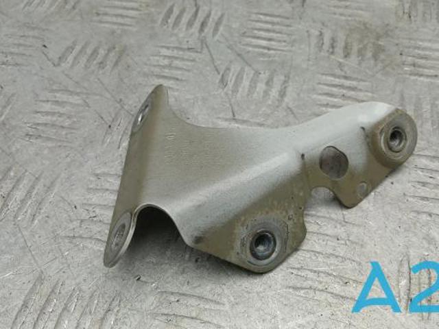 Кронштейн крепления крыла переднего правого, передний 4L0821136 VAG