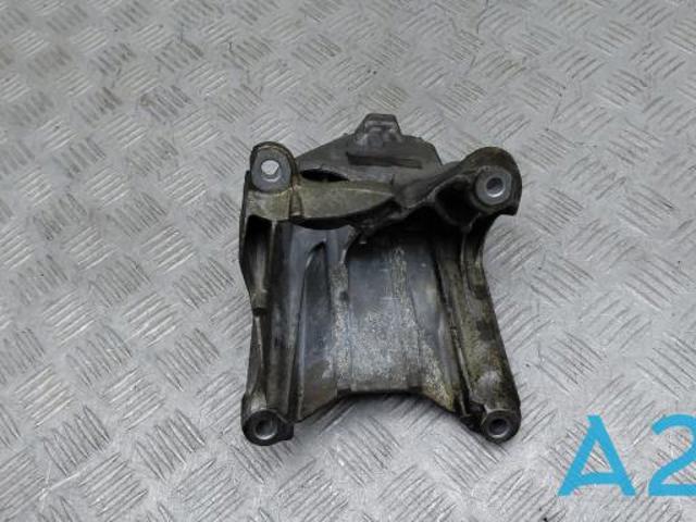 Кронштейн подушки (опоры) двигателя, левой 4M0199307CB VAG