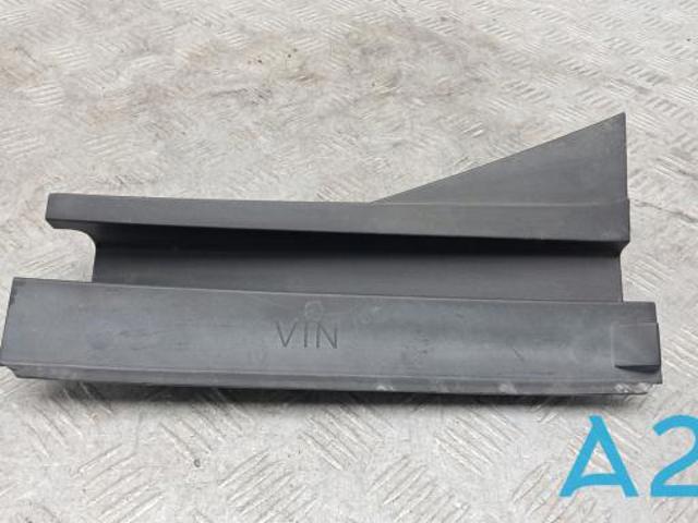 VAG 4M0805700A Заглушка жабо боковая в наличии Черкассы