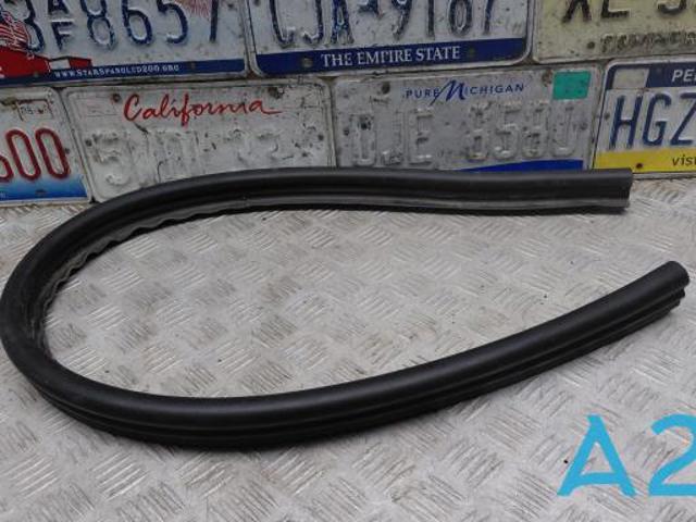 Уплотнитель под капот 4M0823723 VAG