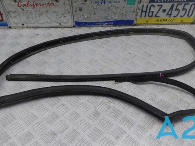 Уплотнитель накладки порога передний левый 4M0839119D VAG