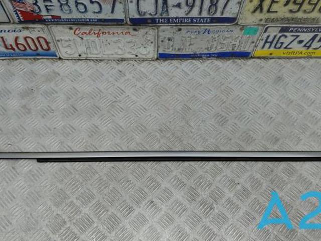 Накладка заднего стекла, правая 4M08537643Q7 VAG
