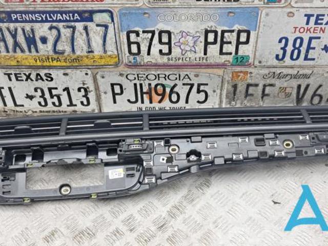 Решетка вентиляции салона на "торпедо", правая 4M1820902R6PS VAG