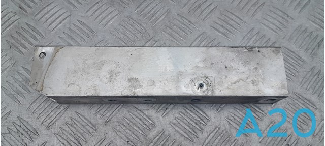 Кронштейн усилителя переднего бампера 51117273399 BMW