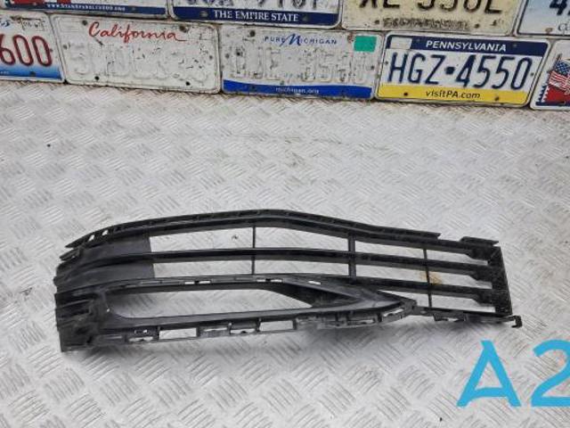  Решетка переднего бампера левая 51117385277 BMW