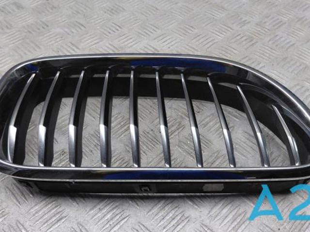 Решетка радиатора правая 51137211922 BMW