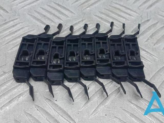 Клипса крепежная лобового стекла 51137258183 BMW