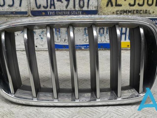 Решетка радиатора правая 51137316062 BMW