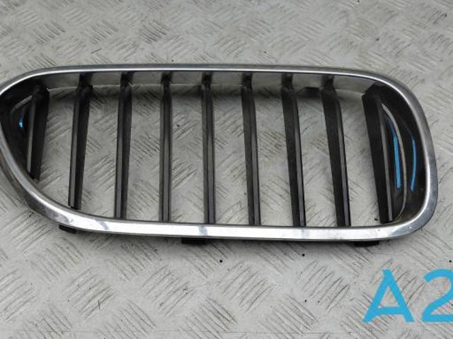Решетка радиатора правая 51137473702 BMW