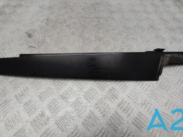Накладка двери передней правой вертикальная 51337289612 BMW
