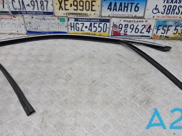 Направляющая стекла передней двери 51337289618 BMW