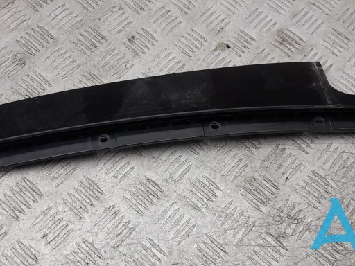 Накладка двери задней правой вертикальная 51357258308 BMW